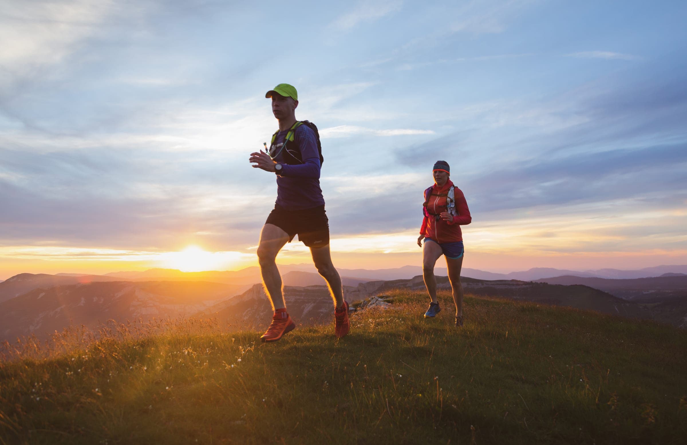 Paar beim Trailrunning im Sonnenuntergang