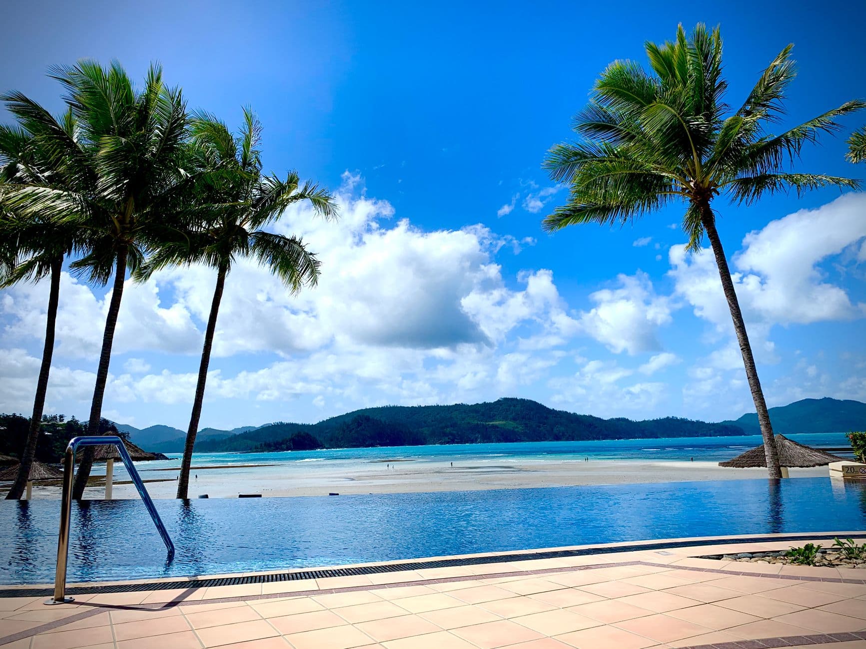 Infinity-Pool mit Blick aufs Meer